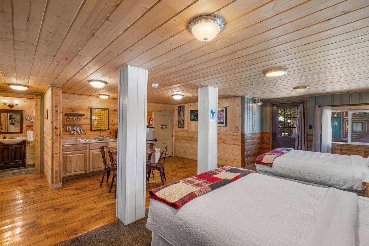 The Bucking Moose Hotel West Yellowstone Exterior photo